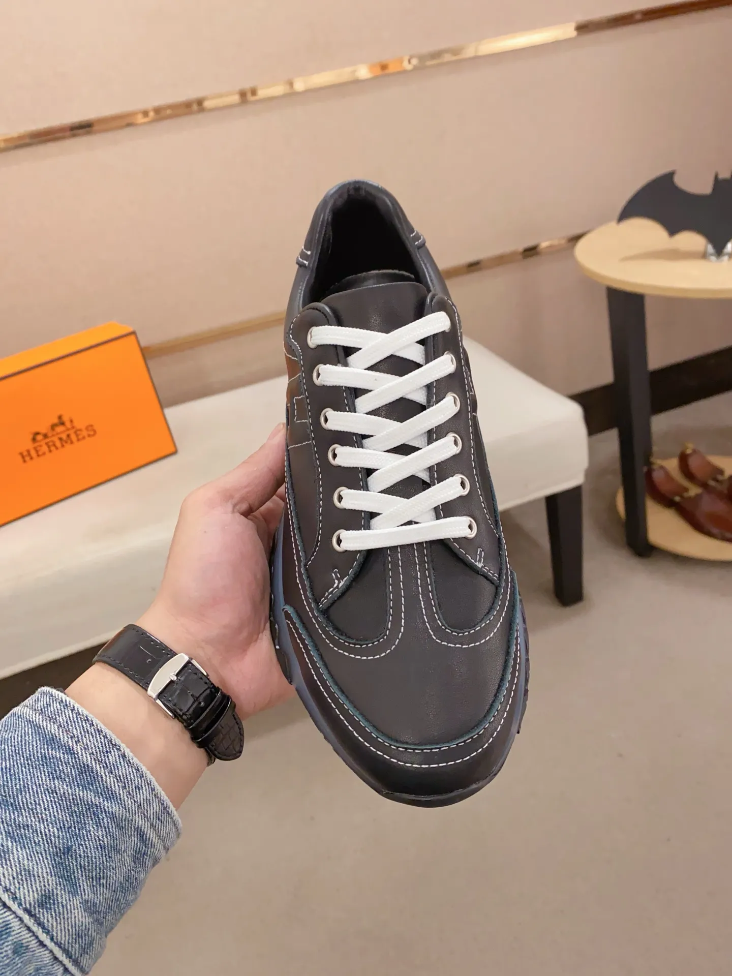 Ex-factory price: 500💰《HERMES》【Classic Original Version】Hermès; Top 🔝 Purchasing Agency 🔍🔍Men's latest 🇺🇸 counters are sold simultaneously, original imported from Italy ▲▲First-layer cowhide ▲▲ (high-end, extravagance and class) times) Exquisite workmanship (Italian 🇮🇹Imported water-dyed 🐂cowhide lining) sole: Original sole provided by the original factory, ⚠️exclusive double-layer activity·TPR·rubber·combined molded outsole; super comfortable·wear-resistant·non-slip·environmental protection The real thing is more beautiful if you take the real thing (high quality, follow the order), you can enter and exit the counter at will * Number of yards: 38·39·40·41·42·43·44# (can be customized 45.)